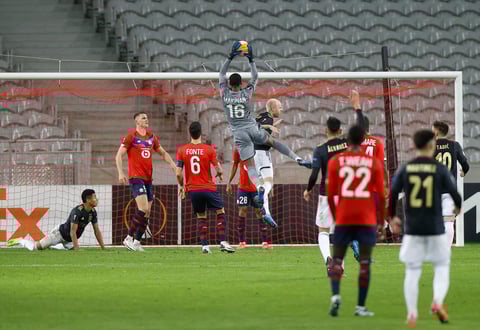El equipo del mexicano Edson Álvarez remontó ante Lille