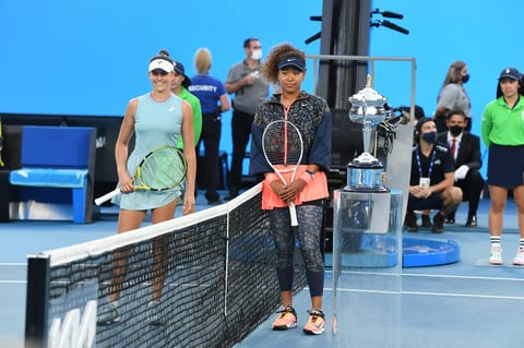 Osaka levantó el sábado su cuarto título en ocho apariciones en un mejor en una final que inicialmente parecía ajustada, antes ganar seis juegos consecutivos que le permitieron alejarse en el marcador y derrotar 6-4, 6-3 a la estadounidense Jennifer Brady.