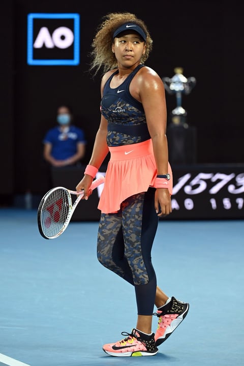 Con un potente servicio que le valió seis saques directos, Osaka mejoró a 4-0 su foja en finales de un torneo del Gran Slam. La japonesa es la primera mujer en iniciar su carrera de ese modo desde Mónica Seles hace 30 años. Para Osaka, esto forma parte de un récord de 12-0 en cuartos de finales y fases posteriores de los cuatro grandes torneos del circuito.