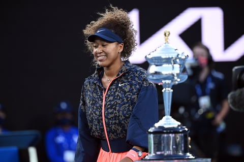 Osaka, elegida deportista femenina del año 2020 por The Associated Press, tiene también una racha de 21 partidos ganados que comenzó la pasada temporada e incluye su triunfal andadura en el Abierto de Estados Unidos del año pasado. Además, se coronó en Nueva York en 2018 y en Melbourne en 2019.
