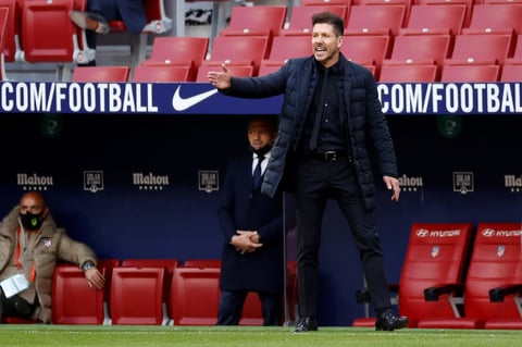 Morales consiguió la primera diana al ejecutar un derechazo en el área, tras un mal rechace de la zaga. El balón se desvió en el zaguero brasileño Felipe antes de irse a las redes a los 30 minutos.