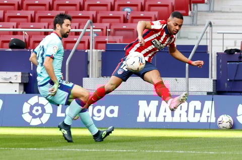 El uruguayo Luis Suárez, líder de goleo con 16 dianas, estrelló un cobro de tiro libre que apenas fue desviado por Cárdenas a los 57. Poco después el portero, quien disputó apenas su segundo duelo de liga en el curso, contuvo un remate del portugués Joao Félix cuando iba a gol.