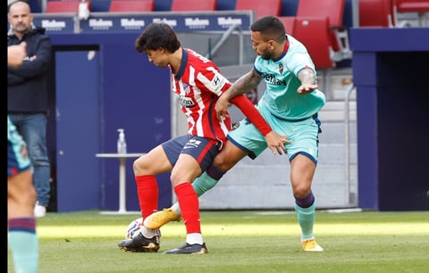 En total Cárdenas contuvo 10 disparos directos al arco, el más importante ante un disparo rasante del francés Thomas Lemar que iba a meterse junto al poste en la reposición.