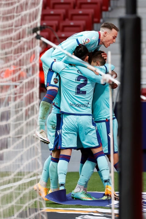 El mal momento rojiblanco se recrudeció cuando el defensa uruguayo José Giménez pidió su cambio en los primeros minutos del complemento por una molestia. El charrúa ya se había perdido nueve duelos a lo largo del campeonato por COVID-19 y lesiones.