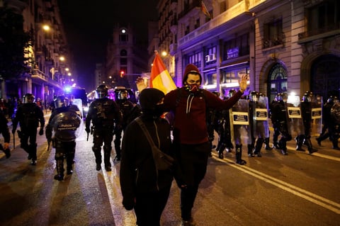 Protestan por sexto día contra prisión del rapero Pablo Hasel  en España
