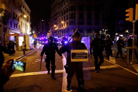 Protestan por sexto día contra prisión del rapero Pablo Hasel  en España