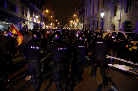 Protestan por sexto día contra prisión del rapero Pablo Hasel  en España