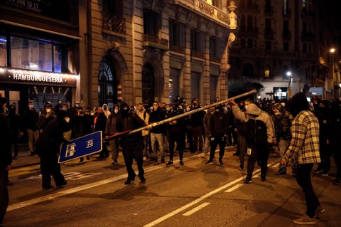 Protestan por sexto día contra prisión del rapero Pablo Hasel  en España