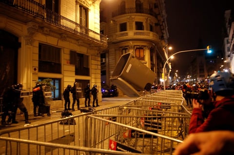 Protestan por sexto día contra prisión del rapero Pablo Hasel  en España