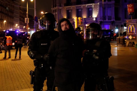 Protestan por sexto día contra prisión del rapero Pablo Hasel  en España