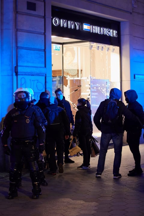 Protestan por sexto día contra prisión del rapero Pablo Hasel  en España
