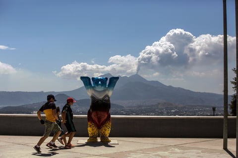 El coloso se encuentra ubicado entre los departamentos de Escuintla, Sacatepéquez y Chimaltenango, unos 50 kilómetros al oeste de la capital guatemalteca.