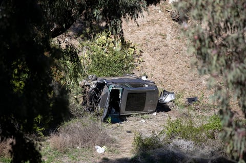 'Woods fue rescatado del accidente con las 'mandíbulas de vida' (herramientas hidráulicas de rescate) por los bomberos y paramédicos del condado de Los Ángeles, y luego trasladado a un hospital local en ambulancia por sus heridas', detalló ese departamento.