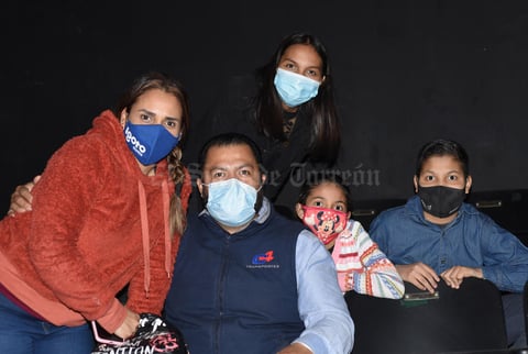 25022021 Disfrutan función de teatro