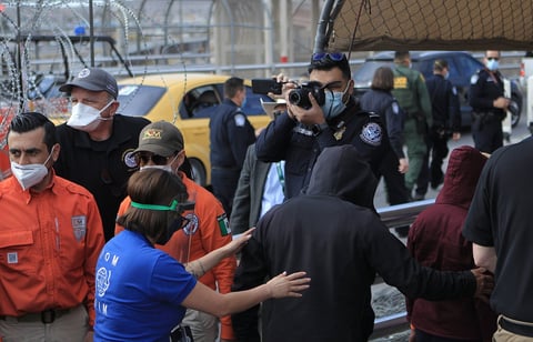 Migrantes varados en México cruzan desde tres ciudades a EUA
