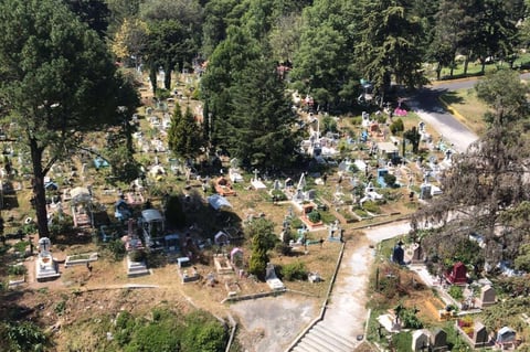 Se recuperó y hoy atiende a positivos de covid en un quiosco de pruebas gratuitas de Nezahualcóyotl, un municipio tradicionalmente obrero y vecino de la capital mexicana, que es el centro de la tragedia.