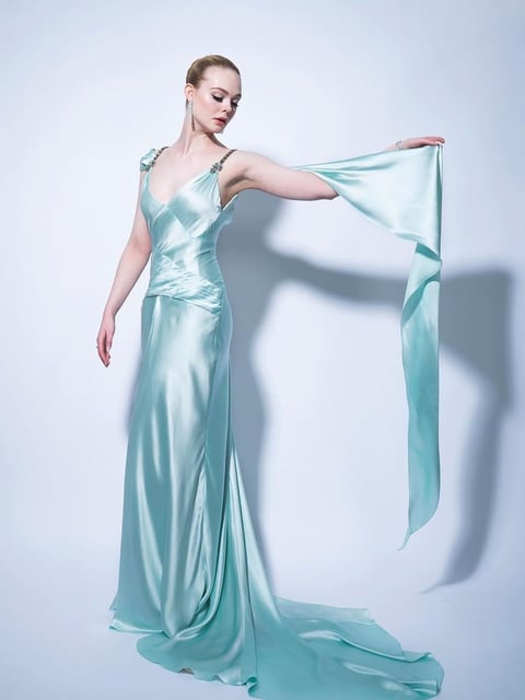Elle Fanning en vestido azul de Gucci es una de las destacadas