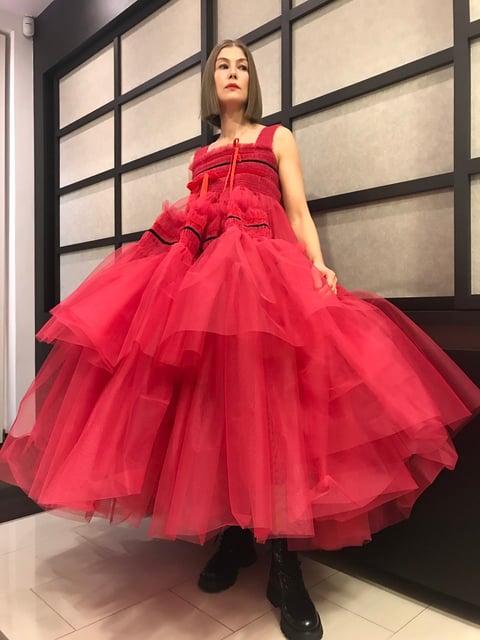 Elle Fanning en vestido azul de Gucci es una de las destacadas
