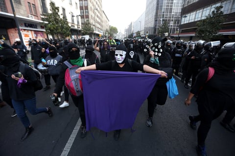 Encapuchadas realizan pintas y destrozos en protesta contra Salgado Macedonio