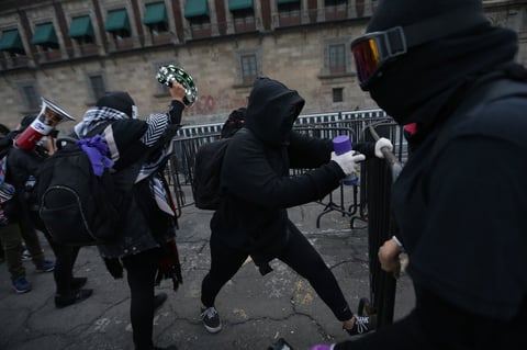 Encapuchadas realizan pintas y destrozos en protesta contra Salgado Macedonio