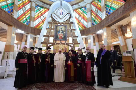Papa Francisco llega a Irak en una visita histórica de tres días