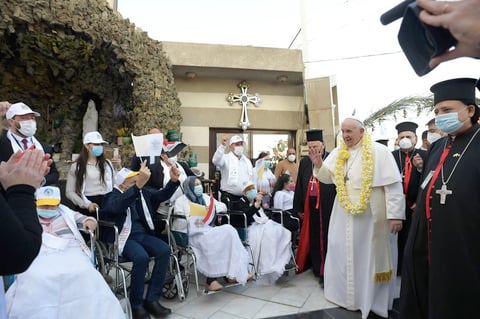 Papa Francisco llega a Irak en una visita histórica de tres días