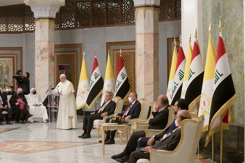 Papa Francisco llega a Irak en una visita histórica de tres días