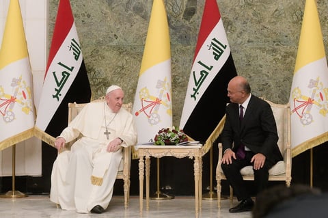 Papa Francisco llega a Irak en una visita histórica de tres días