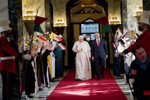 Papa Francisco llega a Irak en una visita histórica de tres días