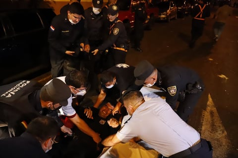 Protestan contra gestión de pandemia en Paraguay
