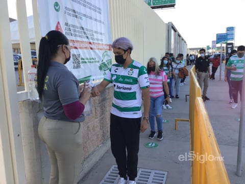 Aficionados regresan al  Estadio Corona para el partido de Santos vs Necaxa