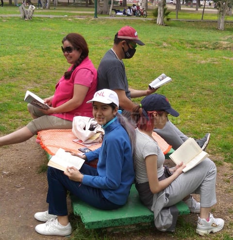 07032021 Captada en el interior de nuestro Bosque, esta ejemplar familia lectora se muestra unida en su pasión por los libros.