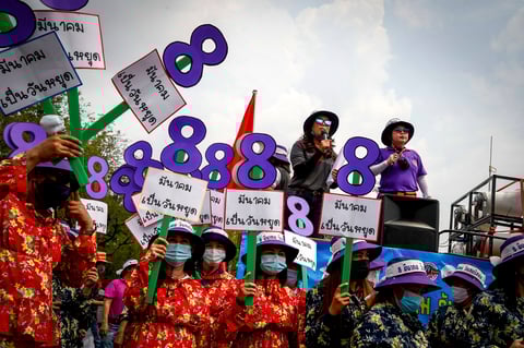 Marchan por el Día Internacional de la Mujer alrededor del mundo