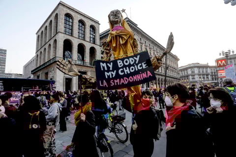 Marchan por el Día Internacional de la Mujer alrededor del mundo