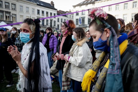 Marchan por el Día Internacional de la Mujer alrededor del mundo