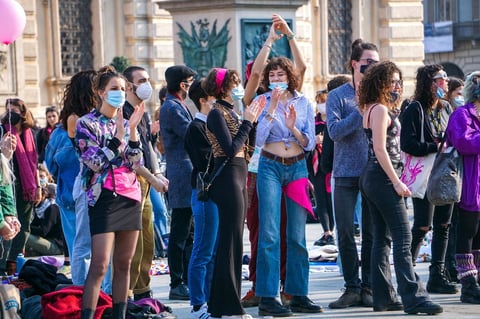 Marchan por el Día Internacional de la Mujer alrededor del mundo
