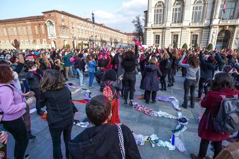 Marchan por el Día Internacional de la Mujer alrededor del mundo