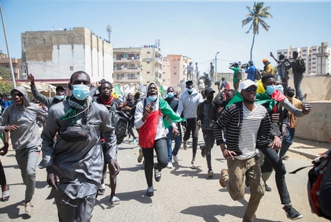 Liberan a líder opositor de Senegal, pero persisten protestas