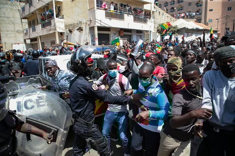 Liberan a líder opositor de Senegal, pero persisten protestas