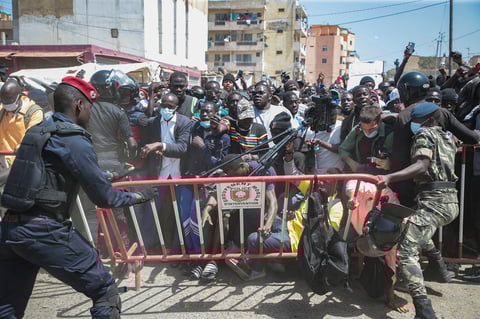 Liberan a líder opositor de Senegal, pero persisten protestas