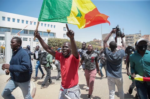 Liberan a líder opositor de Senegal, pero persisten protestas
