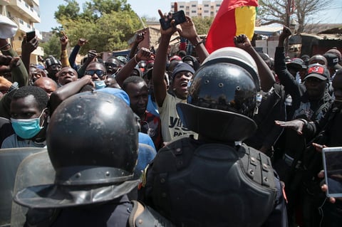 Liberan a líder opositor de Senegal, pero persisten protestas
