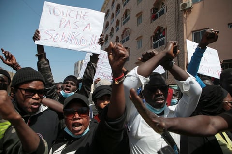 Liberan a líder opositor de Senegal, pero persisten protestas