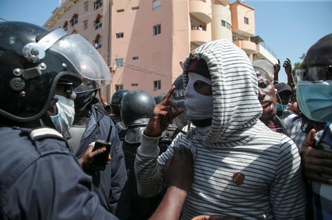 Liberan a líder opositor de Senegal, pero persisten protestas