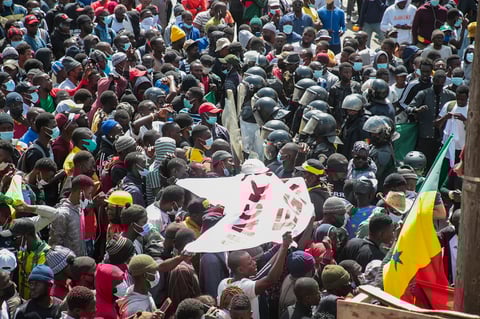 Liberan a líder opositor de Senegal, pero persisten protestas