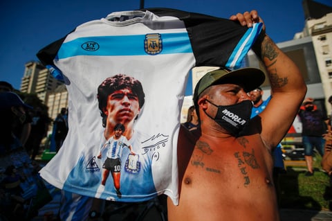 Fanáticos marchan en Buenos Aires por justicia ante muerte de Maradona