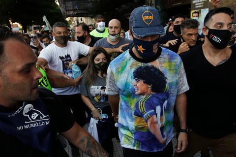 Fanáticos marchan en Buenos Aires por justicia ante muerte de Maradona