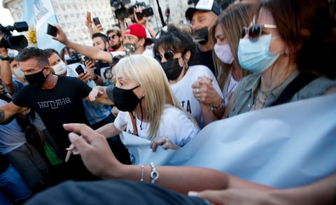 Fanáticos marchan en Buenos Aires por justicia ante muerte de Maradona