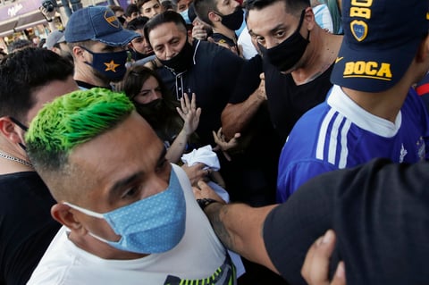 Fanáticos marchan en Buenos Aires por justicia ante muerte de Maradona