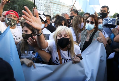 Fanáticos marchan en Buenos Aires por justicia ante muerte de Maradona